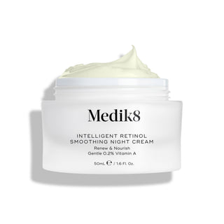 Medik8 Intelligent Retinol Smoothing Night Cream 50ml met textuur