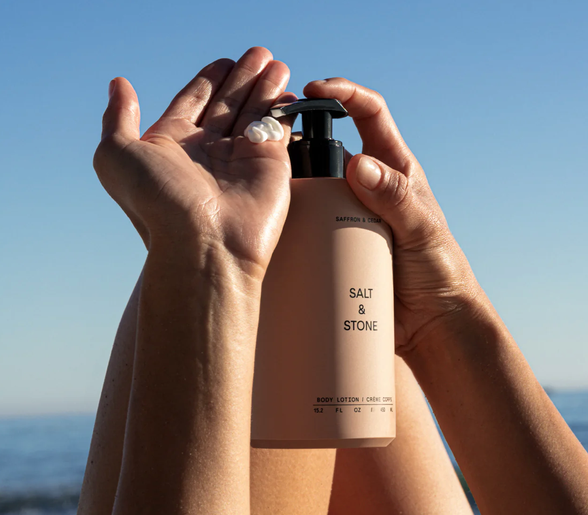 Salt & Stone Body Lotion - Saffron & Cedar sfeer