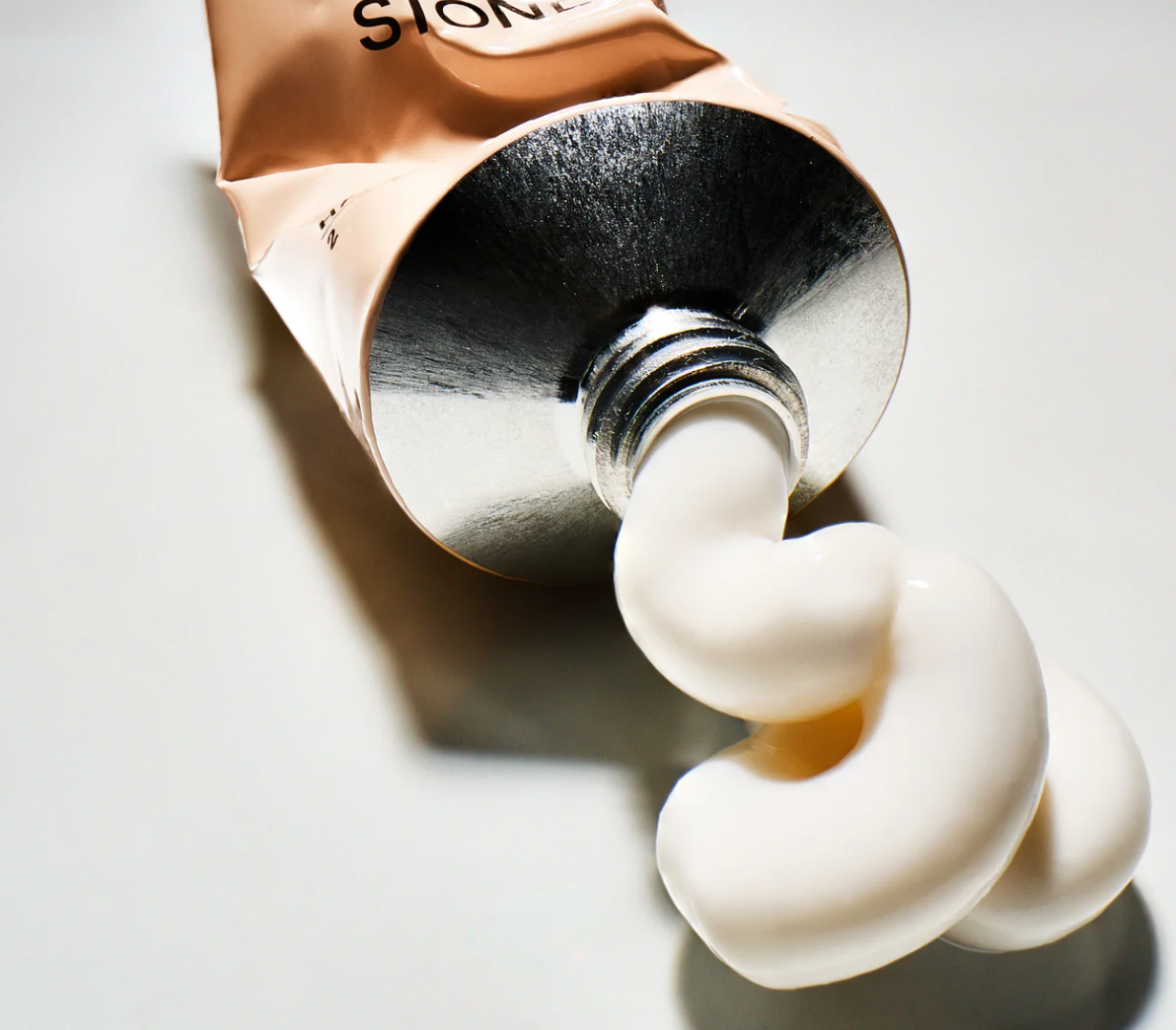 Salt & Stone Body Lotion - Saffron & Cedar structuur
