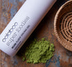 Oolaboo Super Foodies Fluent Strong Gel met matchapoeder op hout