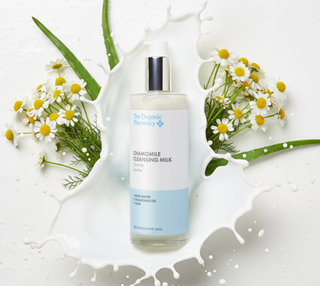 The Organic Pharmacy Chamomile Cleansing Milk sfeer