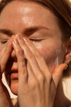 Alpha-H Balancing Cleanser gezicht reinigen met handen