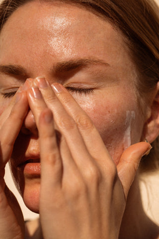 Alpha-H Balancing Cleanser gezicht reinigen met handen