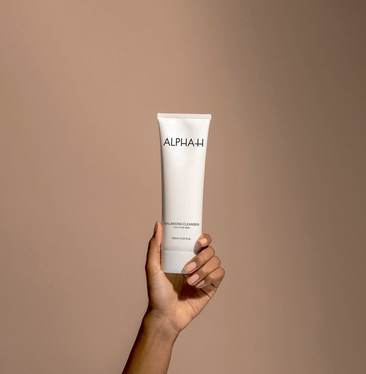 Alpha-H Balancing Cleanser tube in de hand