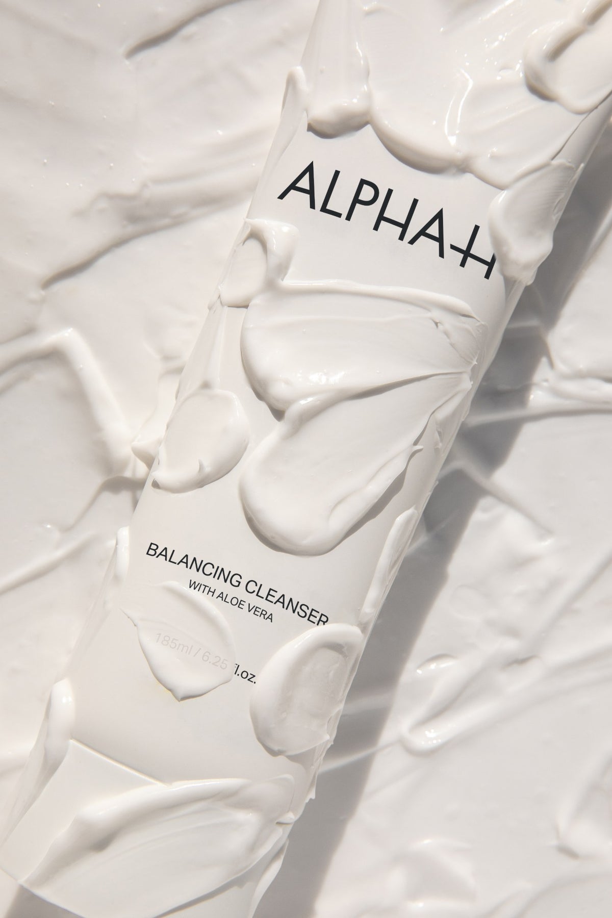 Alpha-H Balancing Cleanser tube in de textuur