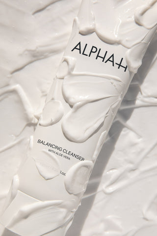 Alpha-H Balancing Cleanser tube in de textuur