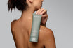 Alpha-H Clear Skin Face & Body Wash schuim op de schouder