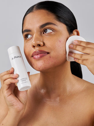 Alpha-H Clear Skin Tonic aanbrengen met wattenschijfje