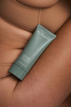Alpha-H Daily Dose Multivitamin Body Serum tube tegen de arm