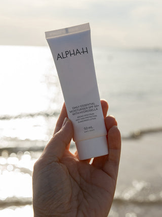 Alpha-H Daily Essential Moisturiser SPF50 tube bij de zee