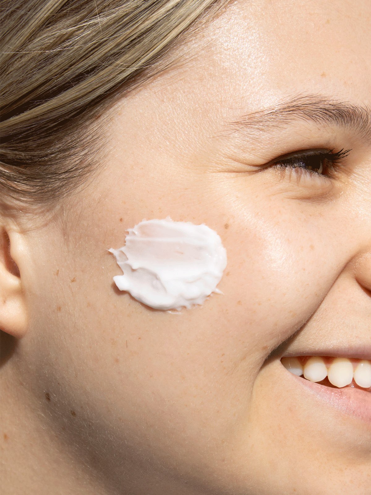 Alpha-H Essential Hydration Cream aangebracht op de wang