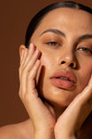 Alpha-H Golden Haze Face Oil model met stralende huid