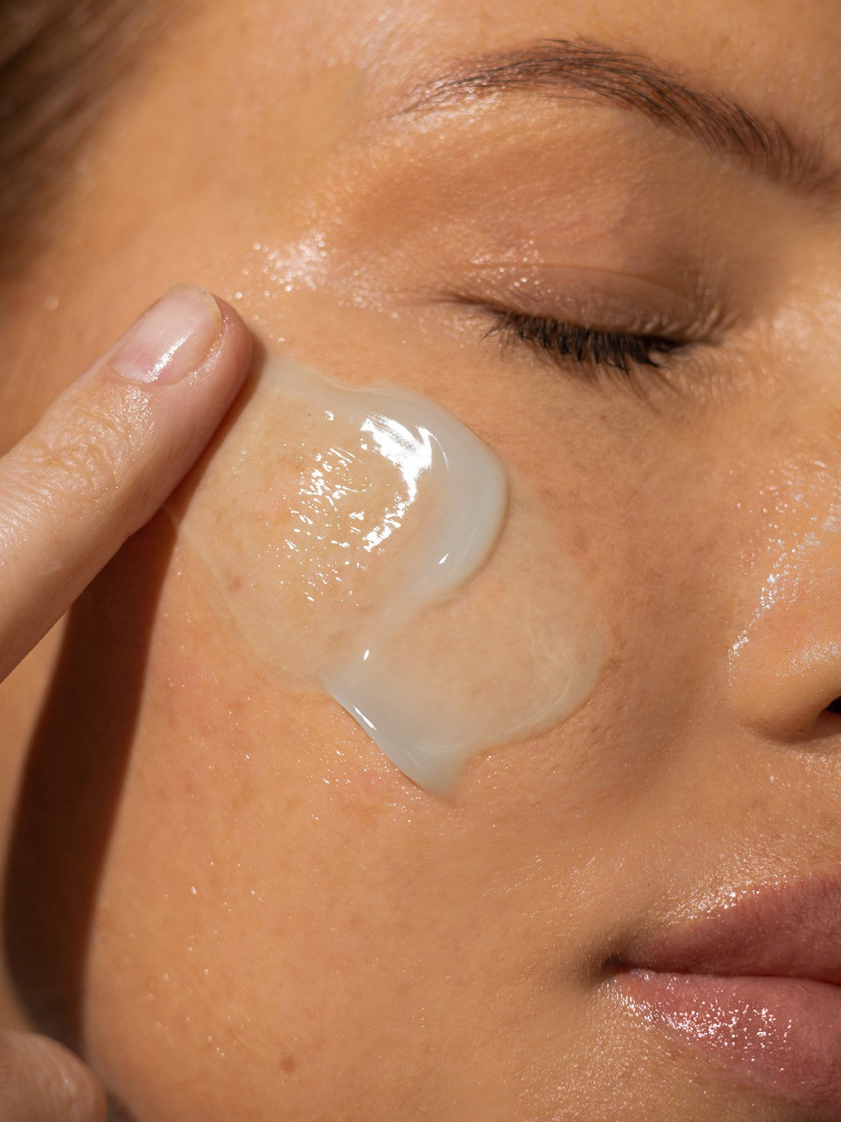 Alpha-H High Tide Water Cream aangebracht op de wang