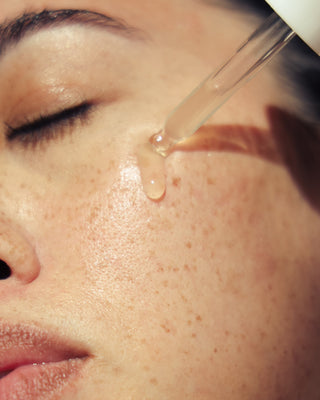 Alpha-H Hyaluronic 8 Super Serum serum aanbrengen met pipet