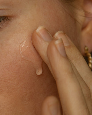 Alpha-H Instant Action BHA Blemish Treatment aangebracht op een puistje
