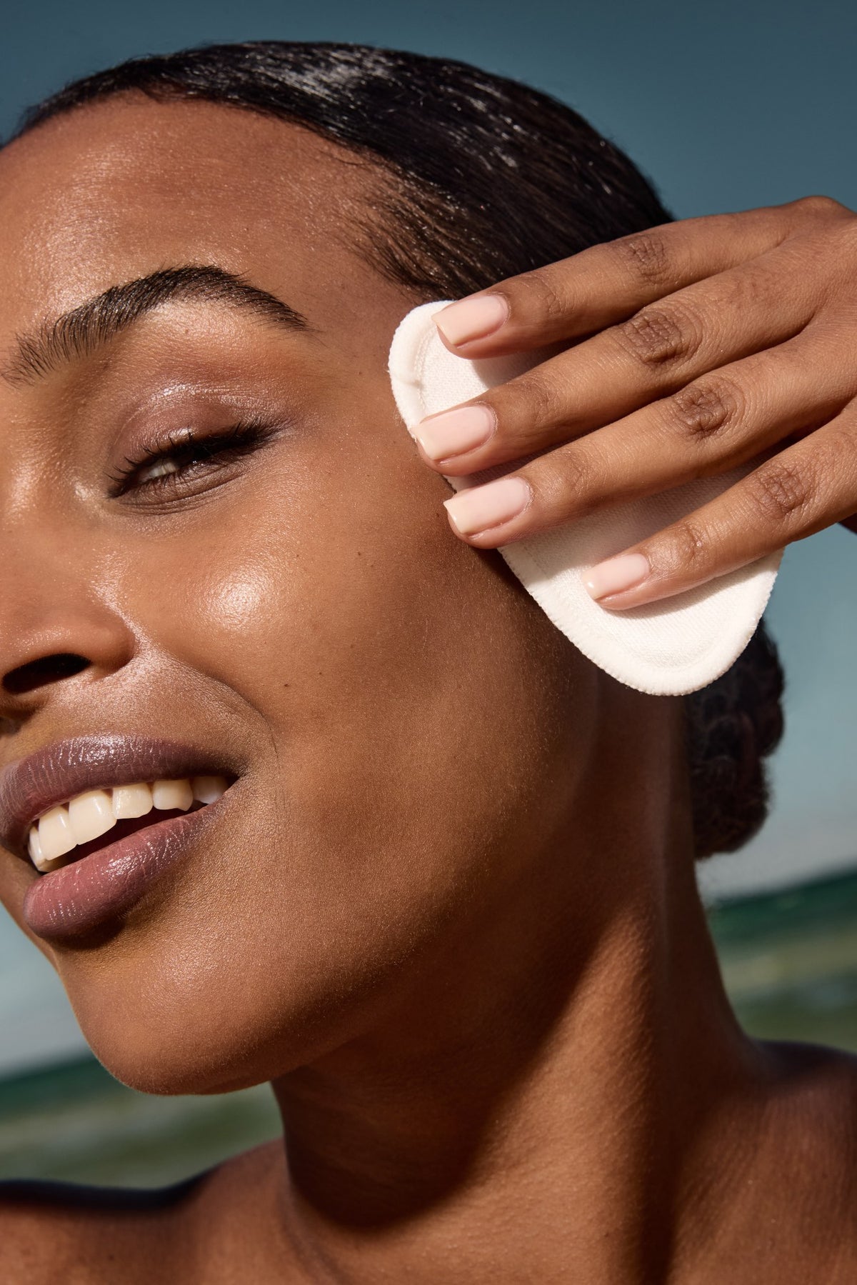 Alpha-H Liquid Gold Exfoliating Treatment aanbrengen met wattenschijfje
