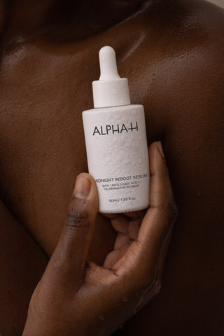 Alpha-H Midnight Reboot Serum flacon in de hand