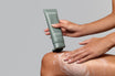 Alpha-H Smoothing AHA Face and Body Scrub scrub aanbrengen op het been