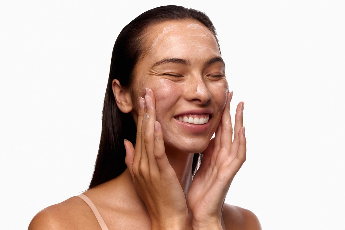 Alpha-H Smoothing AHA Face and Body Scrub scrub op het gezicht