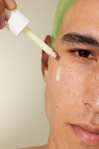 Alpha-H Vitamin A Serum serum aanbrengen met pipet