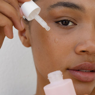 Alpha-H Vitamin E Serum serum aanbrengen met pipet