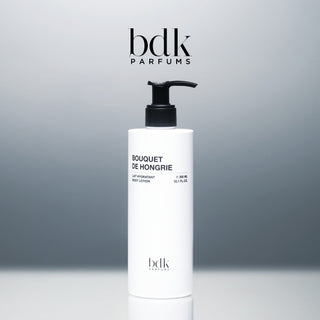 BDK Parfums Bouquet de Hongrie Body Lotion pompflacon in studio met bdk-logo