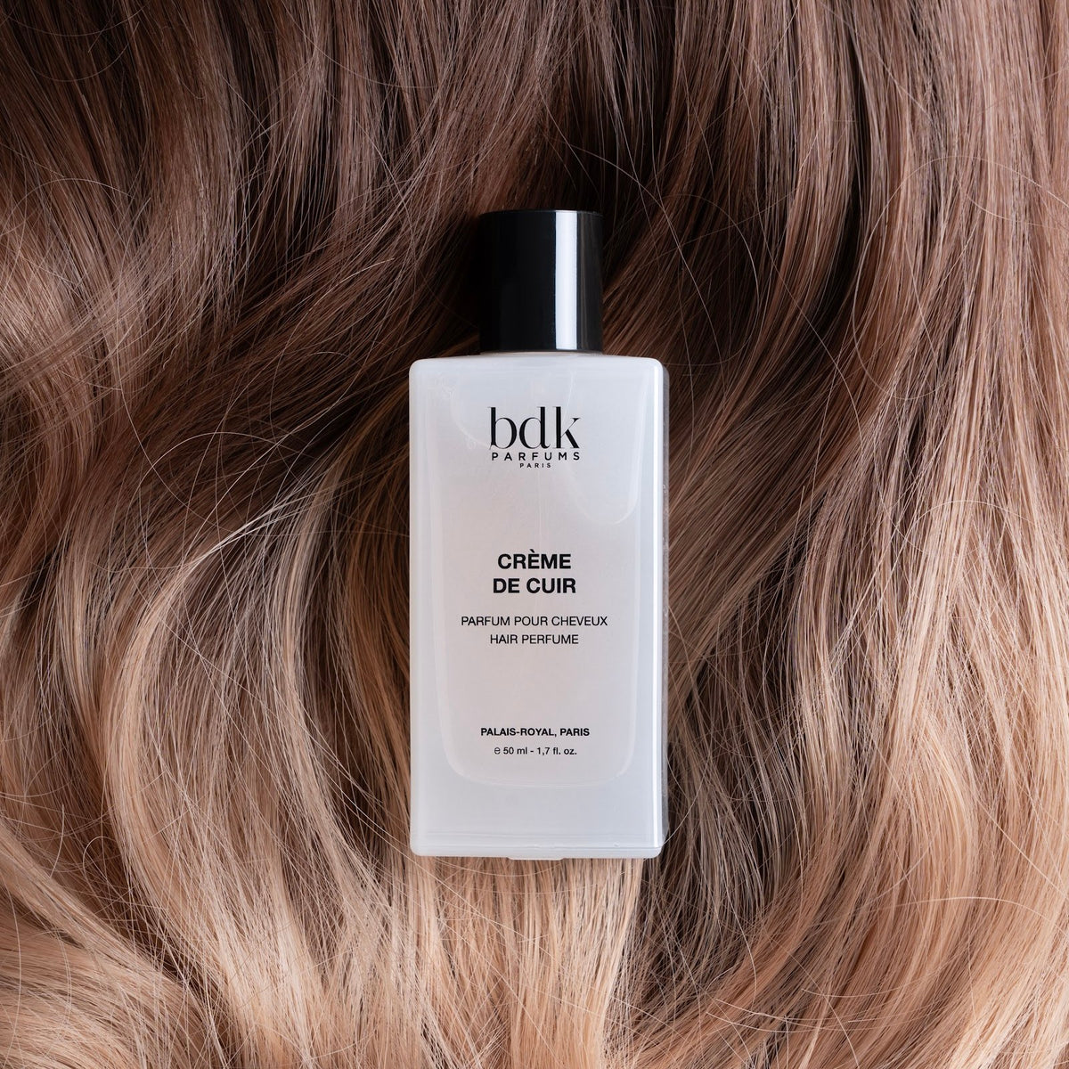 BDK Parfums Hair Perfume Creme de Cuir flacon op bruin-blond haar