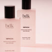 BDK Parfums Hair Perfume Impadia close-up van twee flacons op roze achtergrond