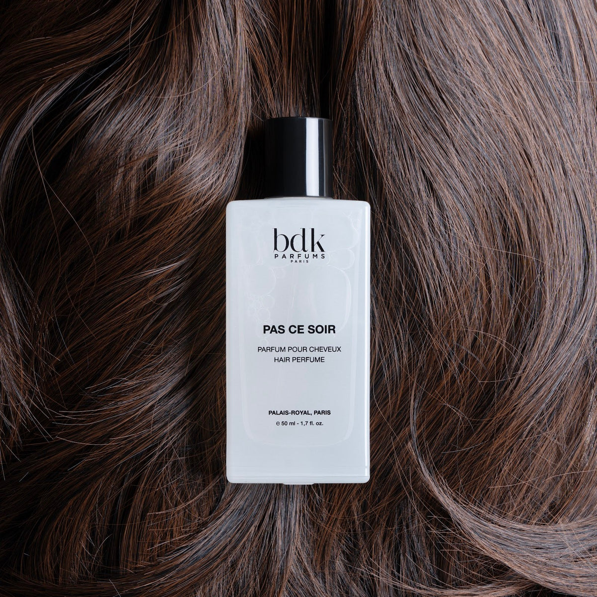 BDK Parfums Hair Perfume Pas Ce Soir flacon op donkerbruin haar