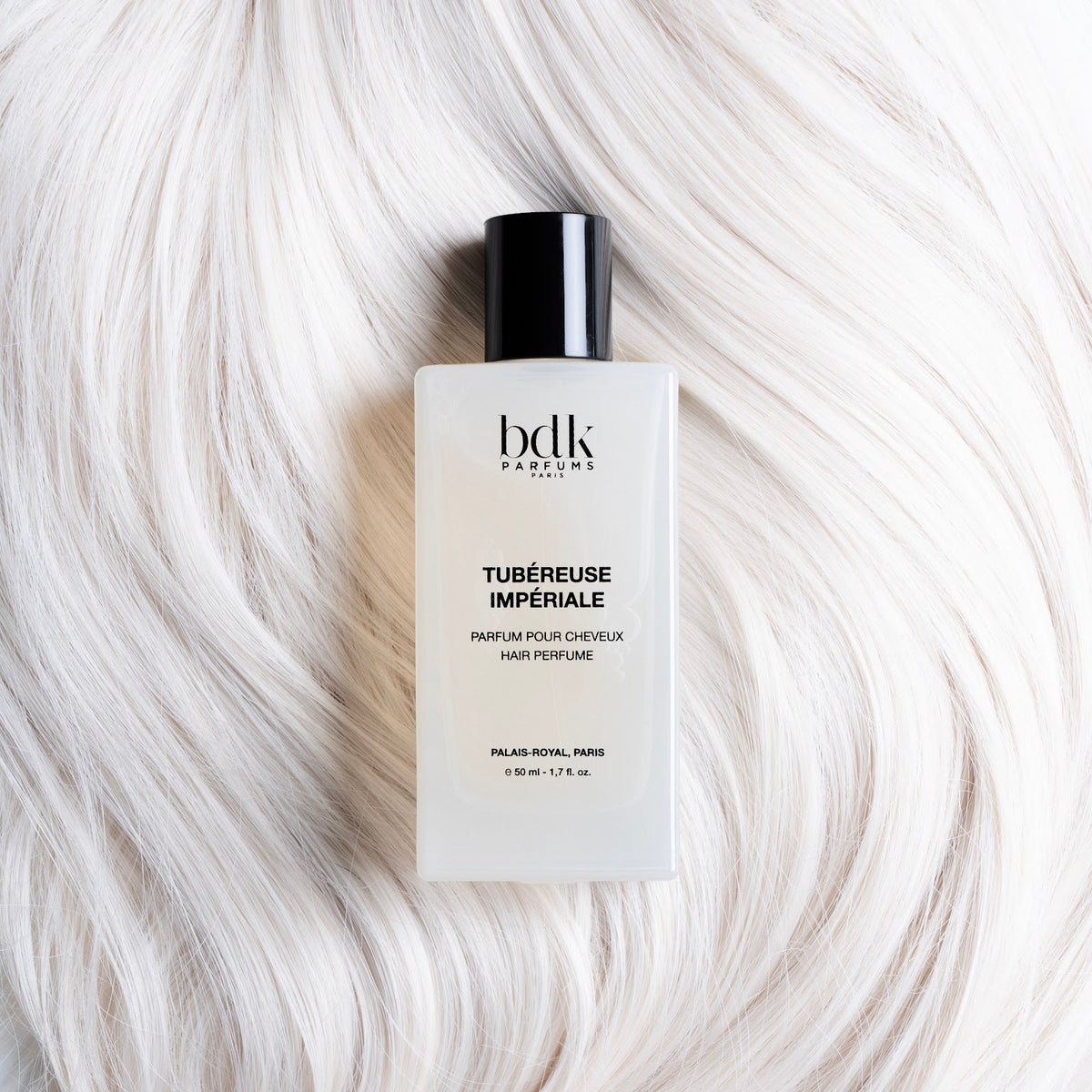 BDK Parfums Hair Perfume Tubereuse Imperiale flacon op platinablond haar