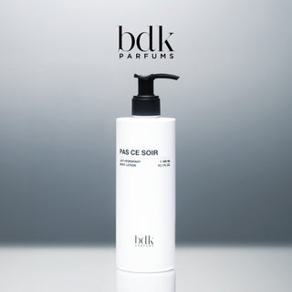 BDK Parfums Pas Ce Soir Body Lotion pompflacon in studio met bdk-logo