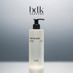 BDK Parfums Pas Ce Soir Shower Gel pompflacon in studio met bdk-logo