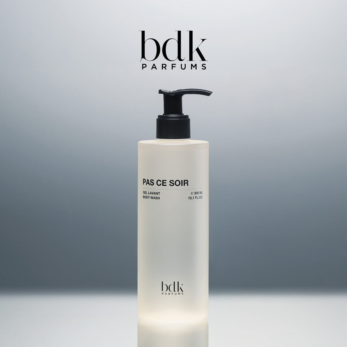 BDK Parfums Pas Ce Soir Shower Gel pompflacon in studio met bdk-logo