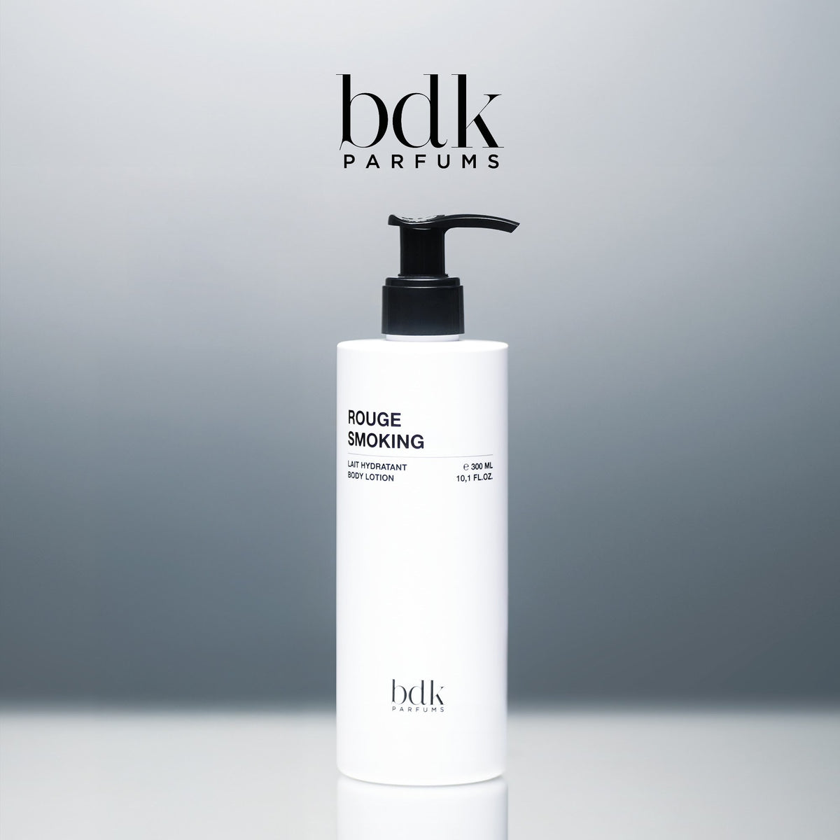 BDK Parfums Rouge Smoking Body Lotion pompflacon in studio met bdk-logo