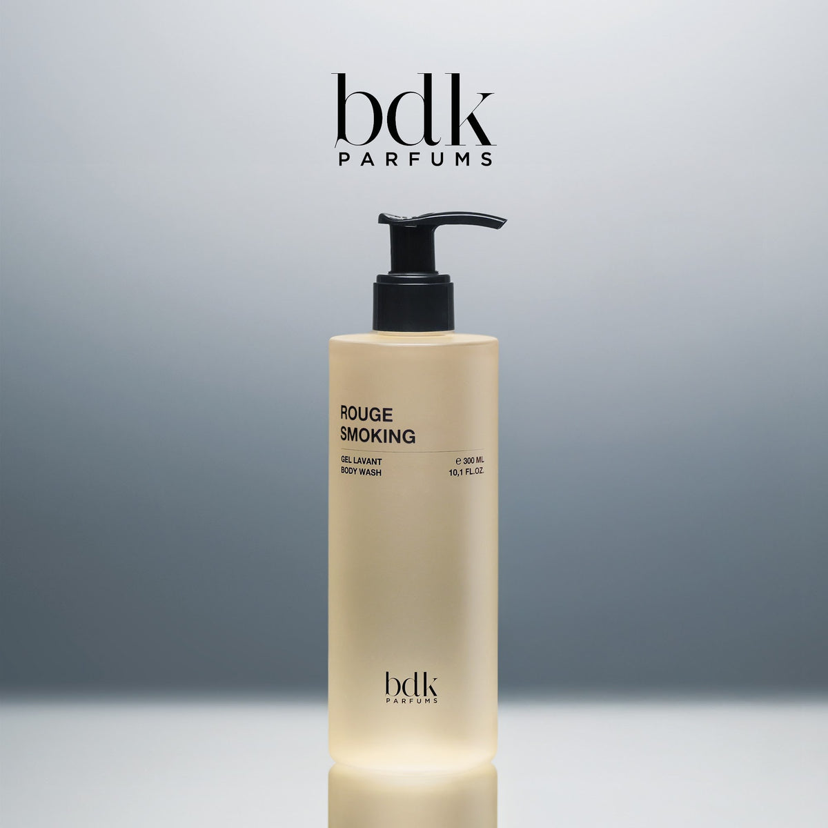 BDK Parfums Rouge Smoking Shower Gel pompflacon in studio met bdk-logo