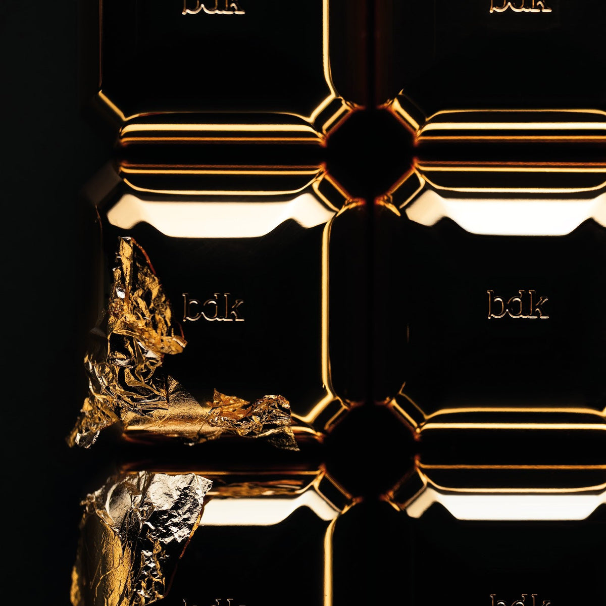 BDK Parfums Velvet Tonka Extrait gouden doppen van bovenaf met bladgoud