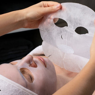 Medik8 Ultimate Recovery Bio-Cellulose Mask aanbrengen