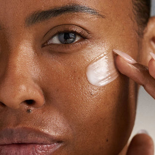 Dermalogica Pro-Collagen Banking Serum aangebracht op de wang
