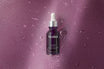 Medik8 Hydr8 B5 Intense 30ml flesje op paarse achtergrond met druppels