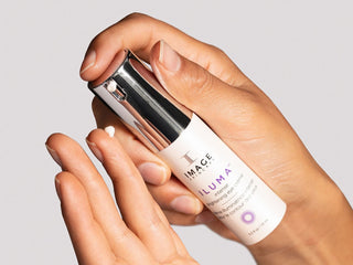 Image Skincare ILUMA - Intense Brightening Eye Crème aanbrengen 