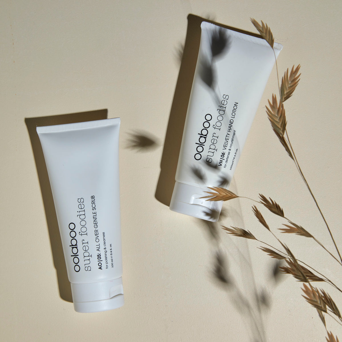 Oolaboo Super Foodies All Over Gentle Scrub naast Velvety Hand Lotion