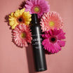 Oolaboo Glam Former Dry Shampoo tussen gerbera's