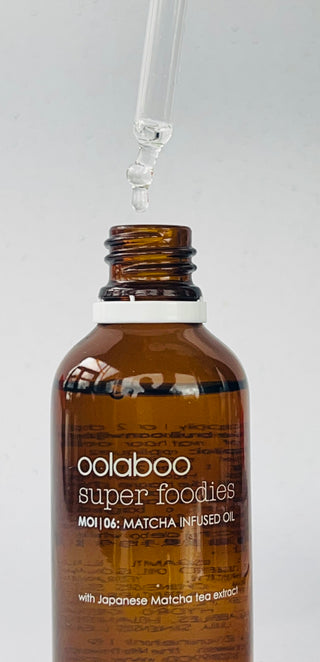 Oolaboo Super Foodies Matcha Infused Oil close-up met oliedruppel