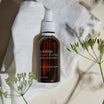 Oolaboo Super Foodies Matcha Infused Oil op linnen doek met bloemen