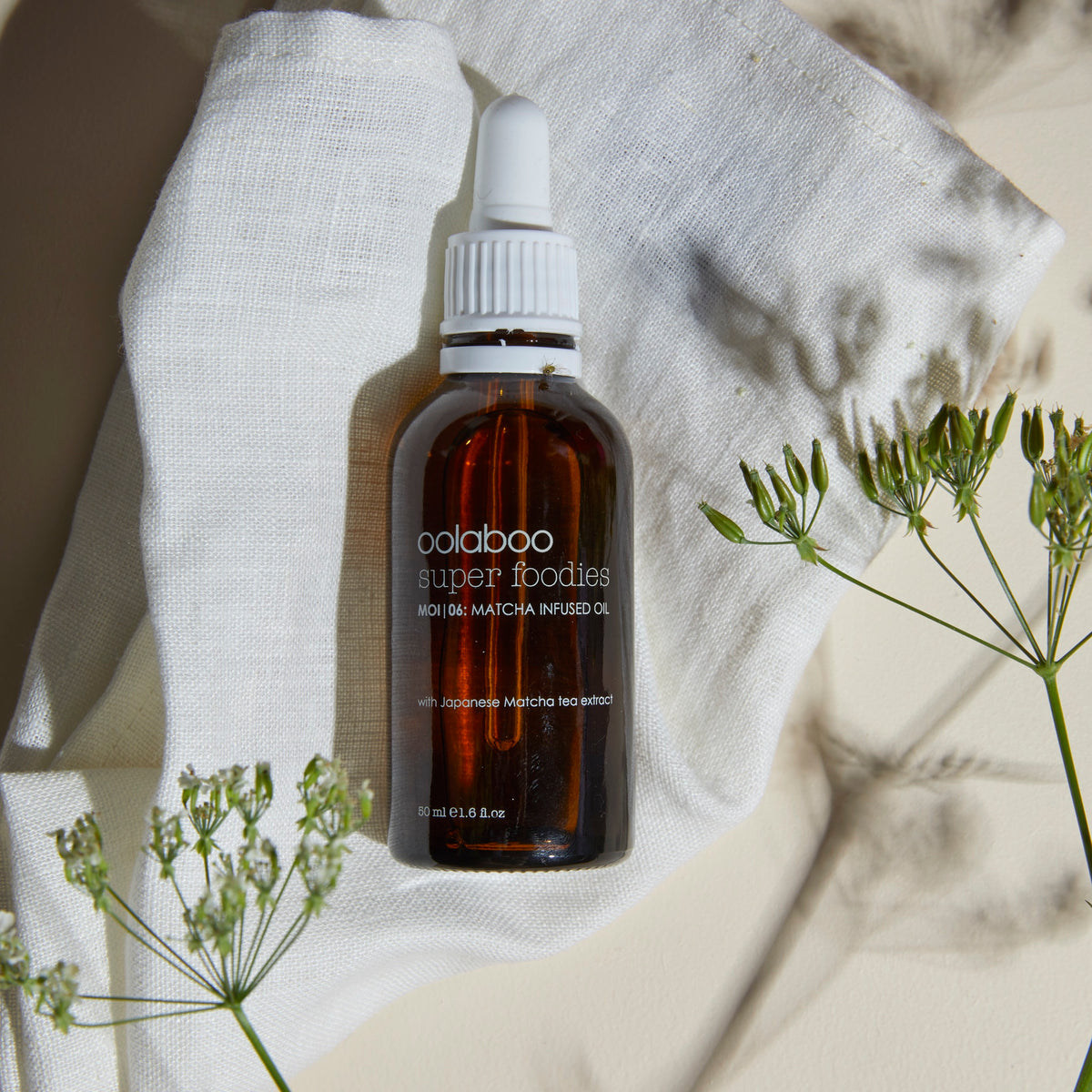 Oolaboo Super Foodies Matcha Infused Oil op linnen doek met bloemen