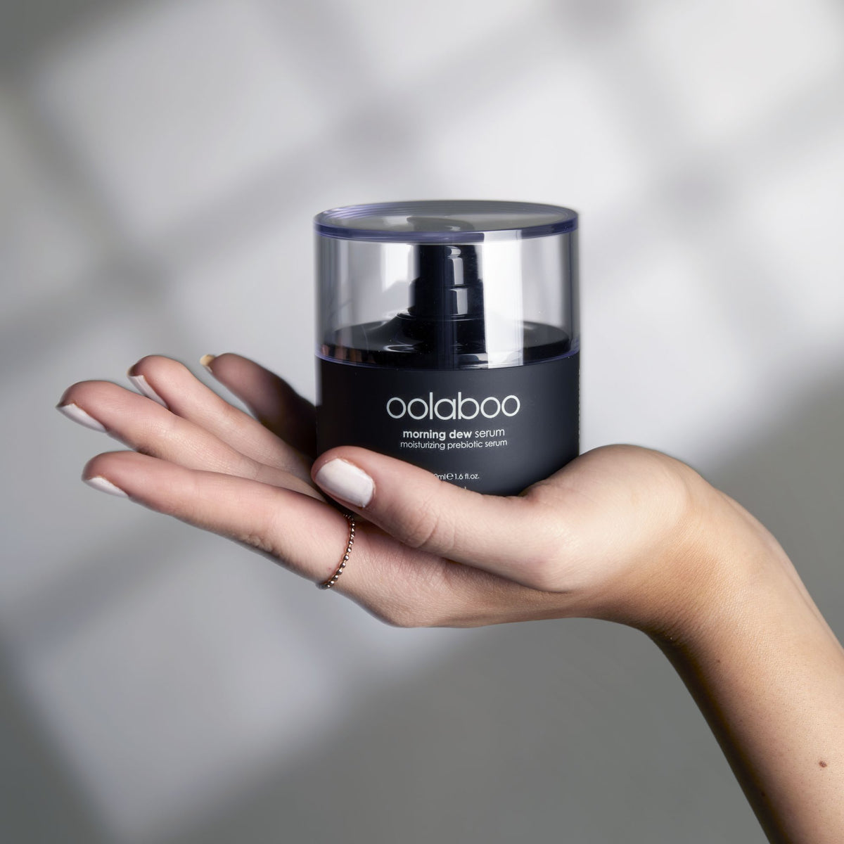 Oolaboo Morning Dew Prebiotic Serum in de hand