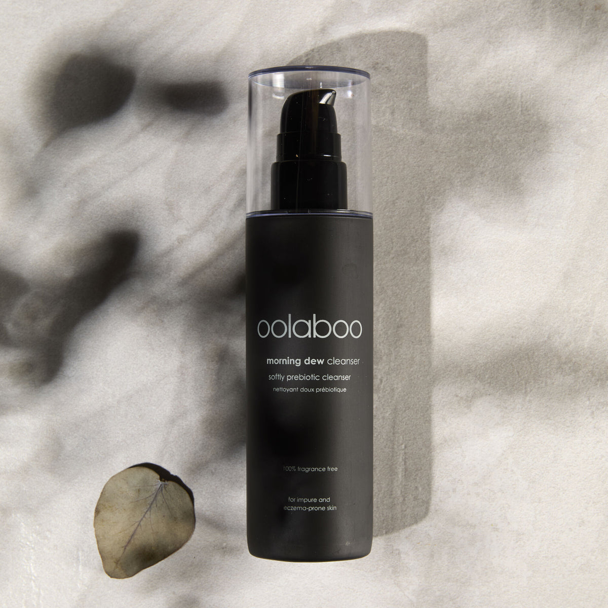Oolaboo Morning Dew Softly Prebiotic Cleanser op linnen met blaadjes