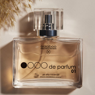 Oolaboo OOOO de Parfum 01 flacon close-up in warm licht