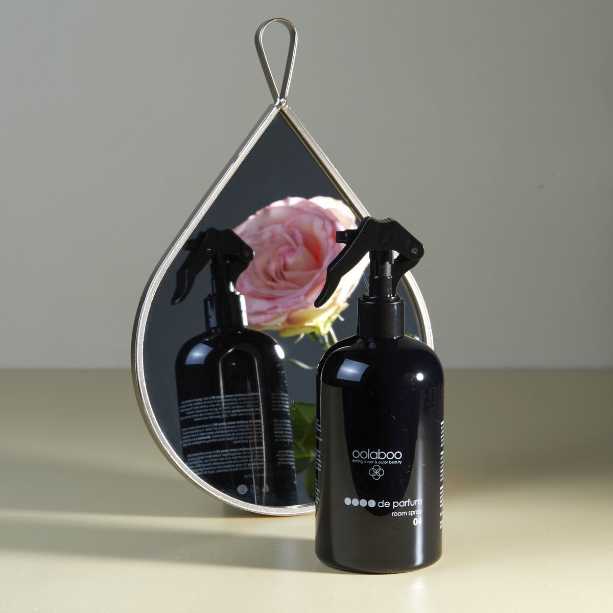 Oolaboo OOOO de Parfum Room Spray bij spiegel met roos