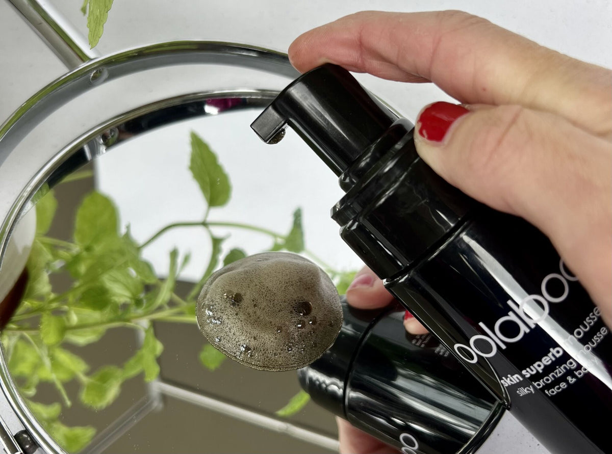 Oolaboo Skin Superb Silky Bronzing Mousse bij een spiegel